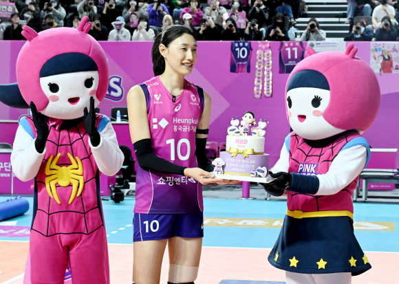 흥국생명 김연경이 25일 인천 삼산월드체육관에서 열린 ‘도드람 2024-2025 V리그’ IBK 기업은행과의 경기를 마친 뒤 팬들과 함께 생일파티를 하고 있다. 한국배구연맹 제공
