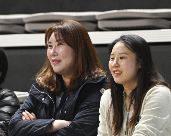 최윤아 인천 신한은행 감독과 정선민 부천 하나은행 코치가 2023년 3월 19일 아산 이순신체육관에서 열린 2022~23 여자프로농구 챔피언결정전 1차전 아산 우리은행과 부산 BBNK의 경기를 지켜보고 있ㄷ. 당시 정 코치는 국가대표팀 사령탑, 최 감독은 코치였다. WKBL 제공