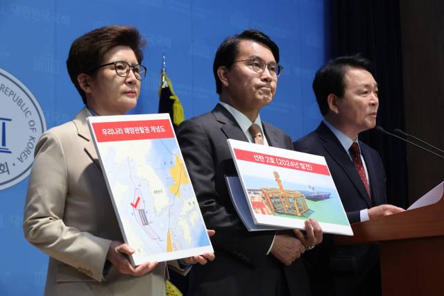 성일종(맨 오른쪽) 국회 국방위원장을 비롯한 국민의힘 국방위원들이 지난 25일 서울 여의도 국회 소통관에서 중국 서해 불법구조물 규탄 기자회견을 하고 있다. 연합뉴스