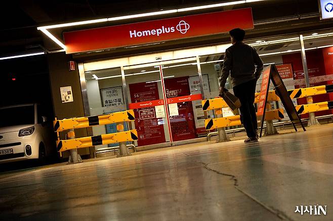 3월8일 서울 강서구 홈플러스 강서점으로 한 고객이 들어가고 있다. ⓒ시사IN 박미소