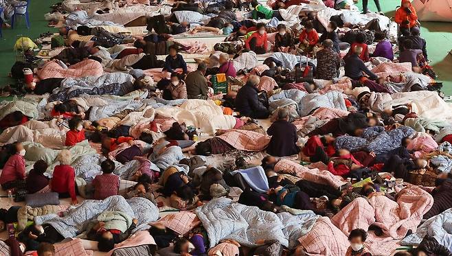 3월26일 경북 영양군 영양군민회관 대피소에서 산불로 인해 대피한 주민들이 휴식을 취하고 있다. ⓒ 연합뉴스