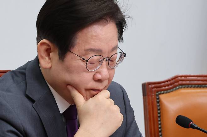 21일 이재명 더불어민주당 대표가 서울 여의도 국회에서 열린 최고위원회의에서 발언을 듣던 중 잠시 생각에 잠겨 있다. ⓒ연합뉴스