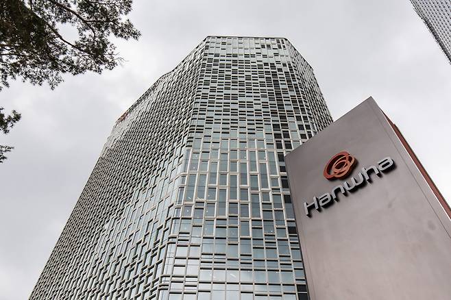 ㈜한화가 한화에어로스페이스 유상증자에 참여한다. 사진은 서울 중구에 위치한 한화그룹 사옥 ⓒ시사저널 최준필