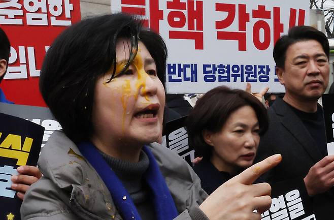 백혜련 더불어민주당 의원이 3월20일 서울 종로구 헌법재판소 앞에서 열린 민주당 원내부대표단의 윤석열 대통령 신속 파면 촉구 기자회견에서 얼굴에 계란을 맞은 채 회견을 이어가고 있다. ⓒ 연합뉴스