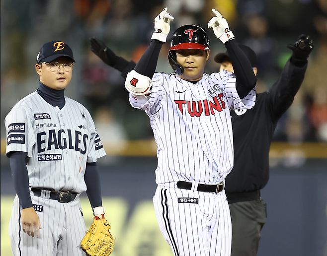 25일 잠실 한화-LG전, 8회말 LG 문보경이 2타점 적시타를 친 후 기뻐하고 있다. 연합뉴스