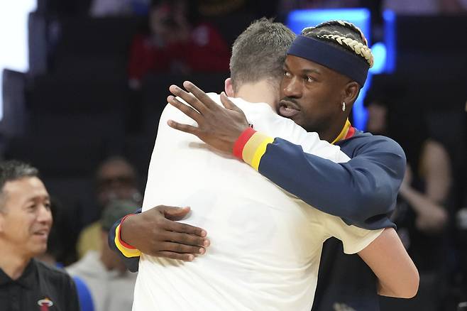 케빈 러브와 포옹하는 지미 버틀러.  마이애미 | AP연합뉴스