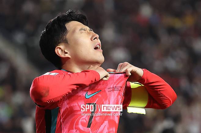 ▲ 한국 축구대표팀은 25일 오후 8시 수원월드컵경기장에서 요르단과 국제축구연맹(FIFA) 북중미월드컵 아시아지역 3차 예선 B조 8차전에서 1-1로 비겼다. 경기후 손흥민이 잔디에 쓴소리를 했다. 그는 “홈에서 하는 경기장 컨디션이 좋았으면 좋겠다. 가장 좋은 환경에서 해야하는데 그렇지 않다. 개선이 안 되는 게 정말 속상하다. 모든 분이 신경을 썼으면 좋겠다”라고 말했다. 하지만 수원월드컵경기장은 최근에 잔디를 새로 깔았다. 경기도수원월드컵경기장관리재단은 지난해 4월 \"지반교체공사와 배관 교체 공사를 완료한 뒤, 잔디 생육 환경이 좋은 10월 중순 잔디를 식재해 2025년 3월까지 잔디 안착기를 통해 국내 최고의 그라운드를 제공하기 위해 노력하고 있음을 알려드린다\"고 알린 바 있다ⓒ곽혜미 기자