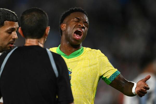 ▲ 아르헨티나는 길을 찾지 못하는 브라질을 유연하게 흔들었다. 브라질 공격수 비니시우스 주니오르는 심판 판정에 짜증 내기 바빴다. ⓒ연합뉴스/AFP