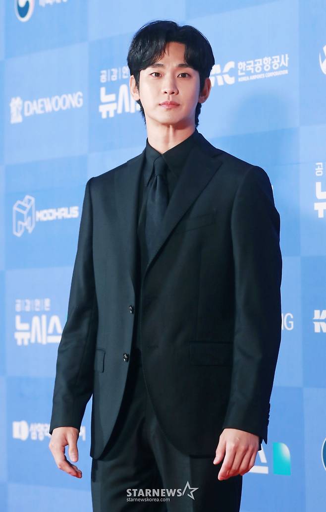 배우 김수현이 22일 오후 서울 역삼동 조선 팰리스 호텔에서 진행된 '제6회 뉴시스 한류엑스포’(2024 K-엑스포)에 참석해 포즈를 취하고 있다. /2022.08.22 /사진=이동훈