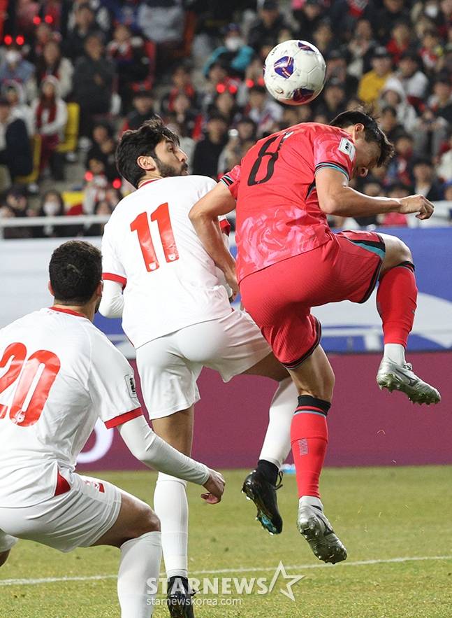 요르단 선수와 경합하고 있는 박용우(오른쪽). /사진=김진경 대기자