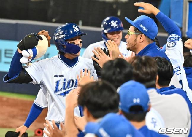 삼성 구자욱(맨 왼쪽)이 25일 대구 NC전에서 4회말 3점 홈런을 기록한 후 동료들의 축하를 받고 있다.