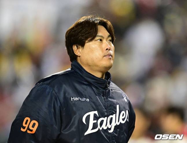 한화 류현진이 25일 잠실 LG전을 마치고 관중석을 응시하고 있다.