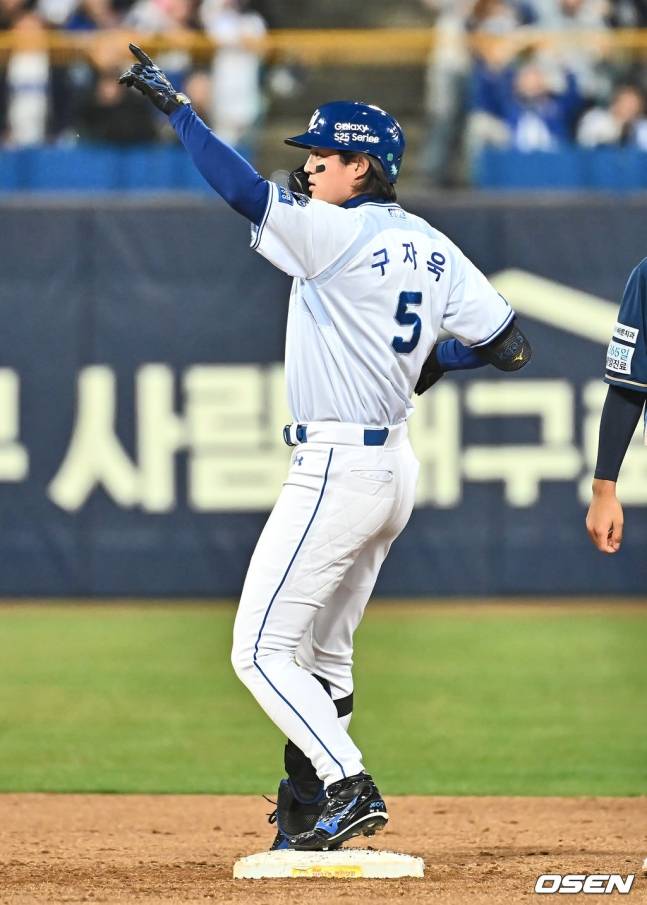 삼성 구자욱이 26일 대구 NC전에서 4회 2루타를 터트린 후 세리머니를 하고 있다.