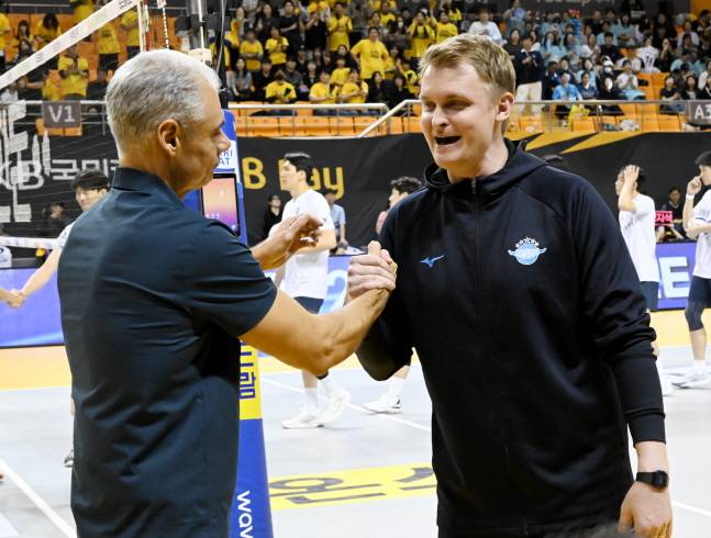 레오나르도 아폰소 KB손해보험 감독(왼쪽)과 토미 틸리카이넨 대한항공 감독이 26일 PO 1차전을 앞두고 인사를 나누고 있다. /사진=KOVO 제공