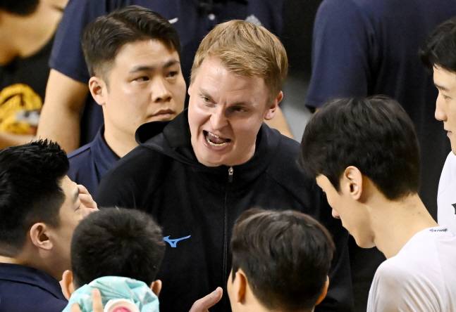 선수들에게 열정적으로 작전을 지시하는 틸리카이넨 대한항공 감독. /사진=KOVO 제공