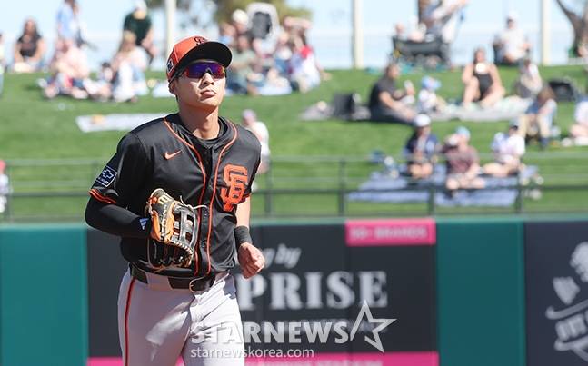시범경기에서 수비를 마치고 더그아웃으로 돌아가는 이정후. /사진=김진경 대기자
