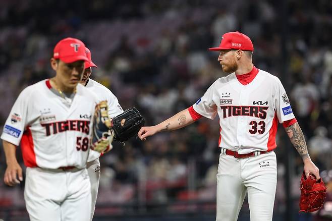 KIA 타이거즈 새 외국인 투수 아담 올러가 광주-KIA챔피언스필드에서 열린 2025 신한 SOL Bank KBO리그 키움 히어로즈와의 시즌 1차전에 선발 등판해 6이닝 5피안타 1피홈런 무사사구 6탈삼진 4실점 3자책으로 데뷔 첫 승과 퀄리티스타트를 달성했다. KIA 타이거즈