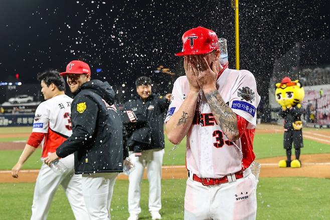 KIA 타이거즈 새 외국인 투수 아담 올러가 광주-KIA챔피언스필드에서 열린 2025 신한 SOL Bank KBO리그 키움 히어로즈와의 시즌 1차전에 선발 등판해 6이닝 5피안타 1피홈런 무사사구 6탈삼진 4실점 3자책으로 데뷔 첫 승과 퀄리티스타트를 달성했다. KIA 타이거즈