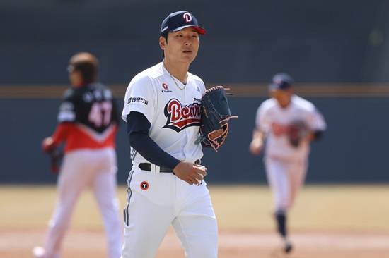 두산 베어스가 개막 3연패 수렁에 빠졌다. 두산은 주축 투수인 곽빈과 홍건희 이병헌 등이 빠지면서 마운드 붕괴를 겪고 있는 분위기다. 두산 베어스