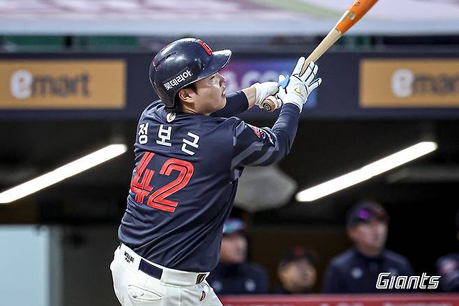 롯데 자이언츠 포수 정보근이 25일 인천 SSG랜더스필드에서 열린 2025 신한 SOL Bank KBO리그 SSG 랜더스와의 팀 간 1차전에 9번타자 겸 포수로 선발출전, 4타수 1안타 1타점을 기록하며 팀 승리에 힘을 보탰다. 사진 롯데 자이언츠