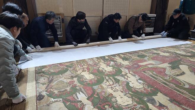 이동 준비 중인 봉정사 아미타설법도 촬영 천경환 기자