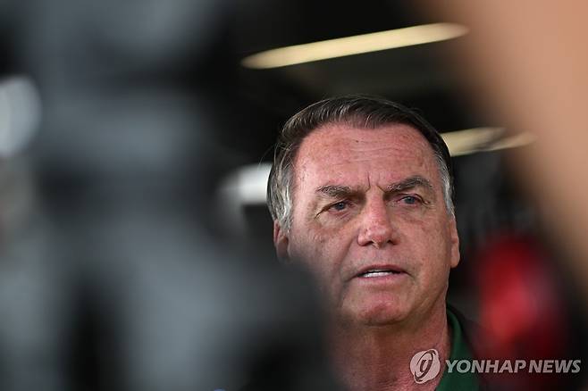 대법원 출석 위해 브라질리아 공항 도착한 보우소나루 [브라질리아 EPA=연합뉴스. 재판매 및 DB 금지]