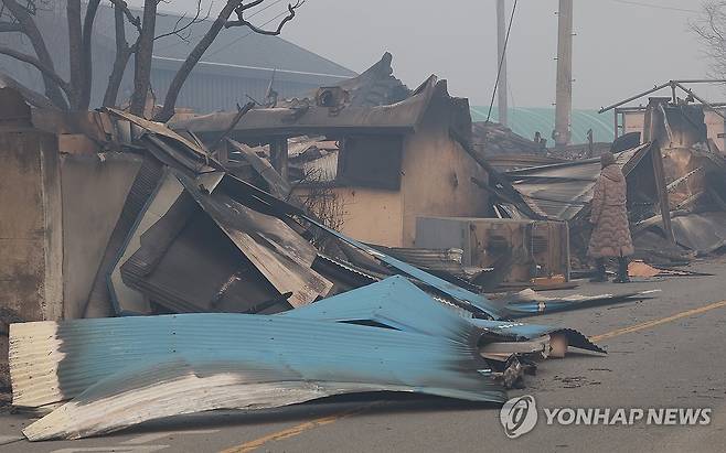 산불 폐허 살펴보는 주민 (영양=연합뉴스) 윤관식 기자 = 26일 경북 영양군 석보면 화매1리 계곡 마을이 산불에 초토화돼 있다.
    석보면에서는 산불로 인해 다수의 사망자가 발생했다. 2025.3.26 psik@yna.co.kr