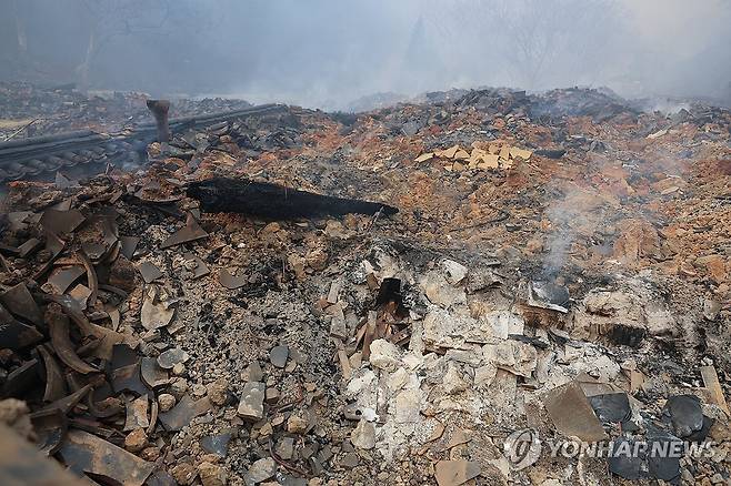 화마가 휩쓸고 간 천년고찰 고운사 (의성=연합뉴스) 이주형 기자 = 26일 오전 경북 의성군 고운사 가운루가 불에 타 형태조차 알아볼 수 없게 무너져 있다. 국가 지정 문화유산 보물로 지정된 가운루는 전날 고운사를 덮친 산불에 타 전소됐다. 2025.3.26 coolee@yna.co.kr