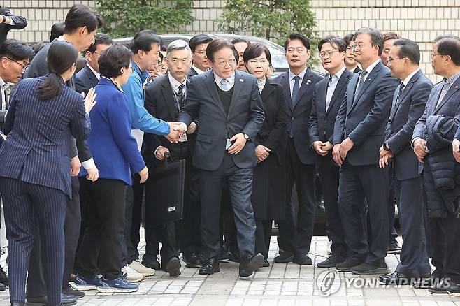 이재명 대표, 공직선거법 위반 혐의 2심 선고 공판 출석 (서울=연합뉴스) 더불어민주당 이재명 대표가 26일 서울 서초구 서울고등법원에서 열린 공직선거법 위반 혐의 2심 선고 공판에 출석하고 있다. 2025.3.26 [사진공동취재단] photo@yna.co.kr