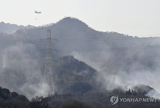 일본 혼슈 서부 오카야마현 산불 (오카야마 교도=연합뉴스) 일본 서부 각지에서 산불이 확산하고 있는 가운데 26일 오카야마현 오카야마시에서 헬리콥터가 진화 활동을 하고 있다. 2025.3.26 photo@yna.co.kr