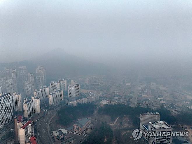 산불 연기에 갇힌 안동·예천 (안동=연합뉴스) 손형주 기자 = 26일 오후 경북 안동시와 예천군 일대가 산불 연기로 회색빛 하늘을 보이고 있다. 2025.3.26 handbrother@yna.co.kr