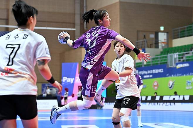 26일 삼척시청과 경기에서 슛을 던지는 서울시청 최현주 [한국핸드볼연맹 제공. 재판매 및 DB 금지]