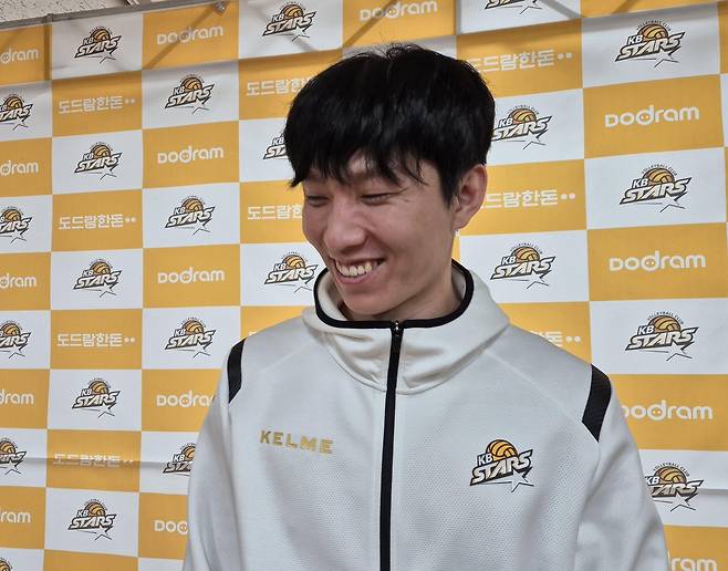 밝게 웃는 황택의 (의정부=연합뉴스) 김경윤 기자 = KB손해보험 세터 황택의가 26일 경기도 의정부 경민대 체육관에서 열린 2024-2025 프로배구 남자부 V리그 플레이오프 1차전 대한항공과 홈 경기에서 승리한 뒤 인터뷰하고 있다. 2025.3.26. cycle@yna.co.kr