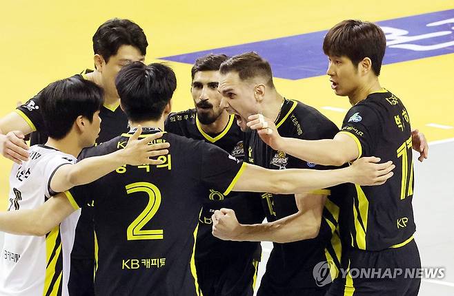 자신감 넘치는 KB손해보험 선수들 (의정부=연합뉴스) 김병만 기자 = 26일 경기도 의정부 경민대체육관에서 열린 도드람 2024-2025 V리그 남자부 플레이오프 1차전 KB손해보험-대한항공 경기. KB손해보험 선수들이 포효하고 있다. 
2025.3.26 kimb01@yna.co.kr