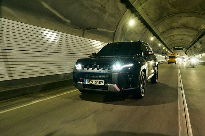 주행 중인 토레스 하이브리드. 사진=KG모빌리티