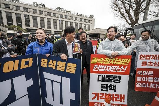 오늘(27일)도 헌법재판소 앞에서 국민의힘과 더불어민주당 의원 및 관계자들이 각각 윤석열 대통령 탄핵 각하와 파면을 주장하는 시위를 하고 있다. (출처 = 뉴시스)