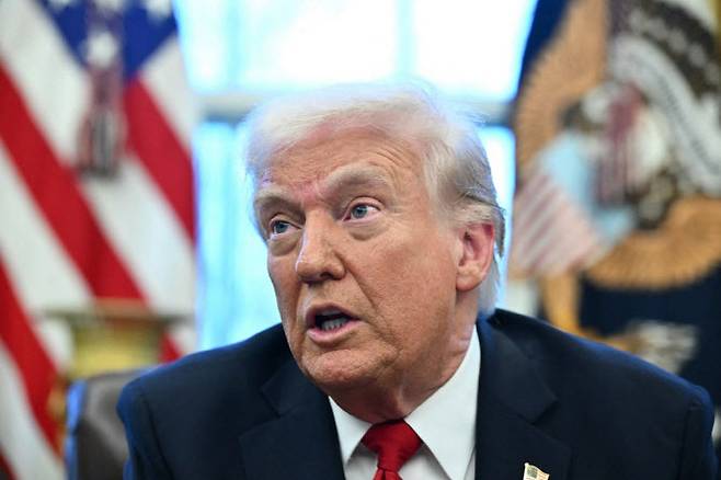 도널드 트럼프 대통령이 26일(현지시간) 백악관 집무실에서 수입산 자동차에 25% 관세를 부과하는 행정명령에 서명하고 발언하고 있다. (사진=AFP)