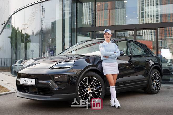 박결이 포르쉐 자동차 앞에서 포즈를 취하고 있다. (사진=도이치아우토)