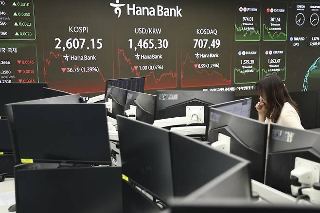 27일 하나은행 본점 딜링룸에서 딜러들이 업무를 보고 있다. (사진=연합뉴스)