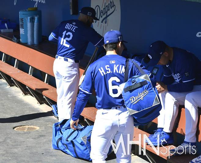 (데이비드 보티(왼쪽)와 김혜성이 지난달 24일 스프링캠프 경기에 나갈 준비를 하고 있다)