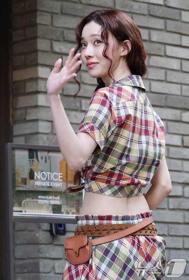 에스파 윈터가 26일 서울 용산구 폴로 랄프로렌 사운즈 한남 스토어에서 열린 오픈 행사에 참석해 환호하는 팬들에게 손을 흔들고 있다. ⓒ News1 권현진 기자