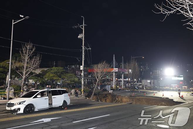 24일 오후 서울 강동구 대명초등학교 인근 사거리에서 싱크홀(땅꺼짐) 사고가 발생해 현장이 통제되고 있다. 2025.3.24/뉴스1 ⓒ News1 이승배 기자