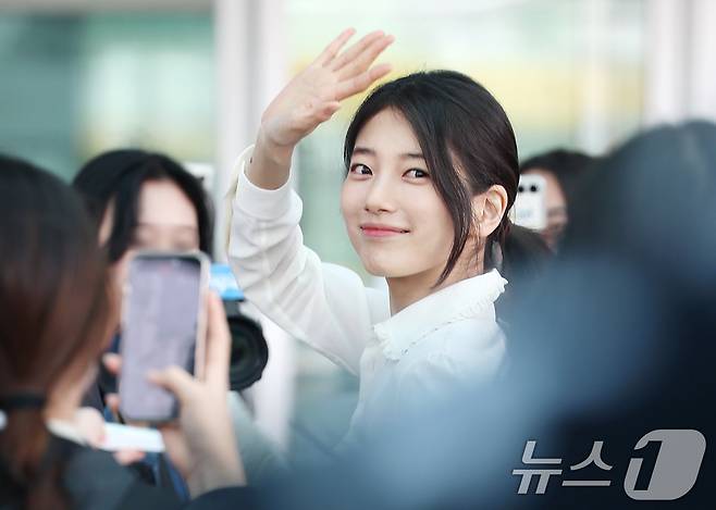배우 수지가 해외 일정을 위해 26일 인천국제공항을 통해 싱가포르로 출국하기 전 인사를 하고 있다. ⓒ News1 권현진 기자