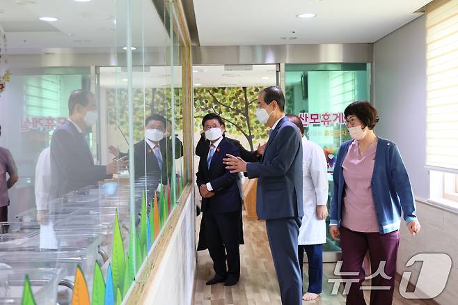 한덕수 국무총리가 29일 오전, 전남 광양의 유일한 분만 산부인과인 광양 미래여성의원 방문, 의료진을 격려하고 산모들을 응원했다. (총리실 제공)2024.11.29/뉴스1 ⓒ News1 허경 기자