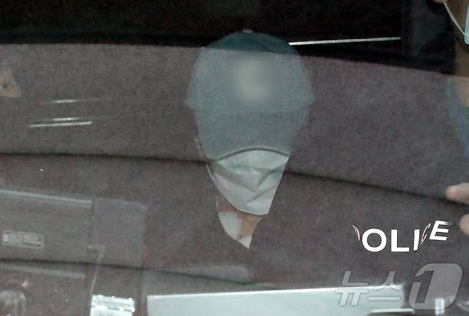 대전의 한 초등학교에서 초등학생을 살해한 혐의를 받는 40대 여교사 A 씨가 지난 7일 대전 서부경찰서에서 대면조사를 마치고 둔산경찰서로 이송되고 있다. /뉴스1 ⓒ News1 김기태 기자