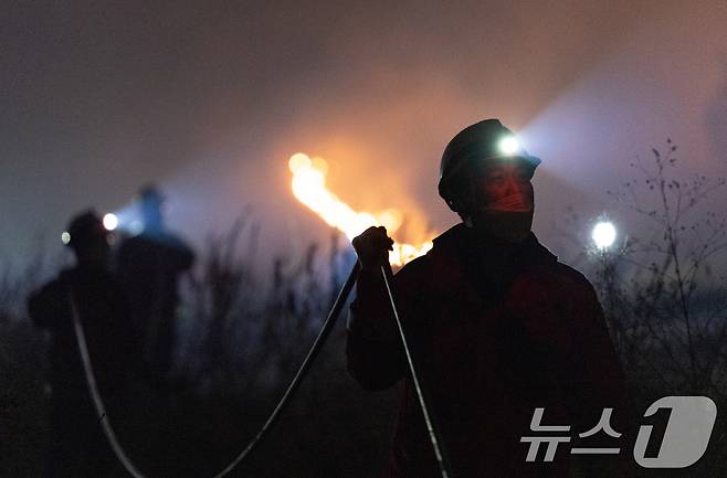 산불이 이어지고 있는 27일 경북 안동시 남후면 일대 야산에서 산불전문예방진화대원들이 화선 정리 작업을 하고 있다. 2025.3.27/뉴스1 ⓒ News1 이승배 기자