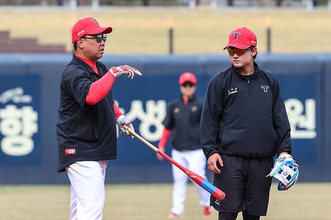 KIA 이범호 감독(왼쪽)이 25일 광주-기아 챔피언스 필드에서 열린 2025 KBO리그 정규시즌 키움전에 앞서 윤도현과 얘기를 나누고 있다. 사진 | KIA 타이거즈