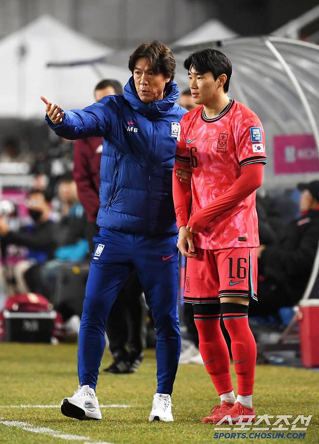 25일 수원월드컵경기장 열린 2026 FIFA 북중미 월드컵 아시아지역 3차 예선 대한민국과 요르단의 경기. 후반 교체 전 홍명보 감독이 양현준에게 작전일 지시하고 있다. 수원=박재만 기자 pjm@sportschosun.com/2025.03.25/