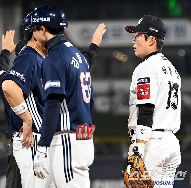 양의지의 기습 공격에 놀란 허경민의 눈빛