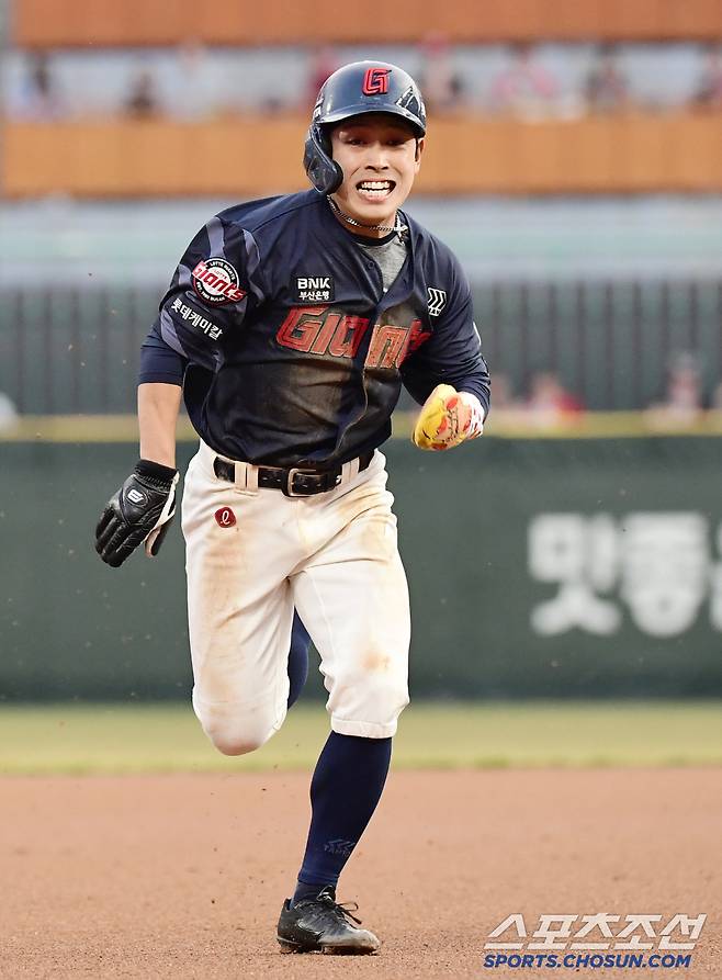 26일 인천 SSG랜더스필드에서 열린 KBO리그 SSG와 롯데의 경기. 1회 무사 1루. 윤동희 내야땅볼 타구 때 1루에서 3루까지 내달린 황성빈. 인천=송정헌 기자songs@sportschosun.com/2025.03.26/